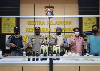 MIRAS - Polsek Mootilanggo saat berhasil mengamankan puluhan botol Miras. Foto istimewa.