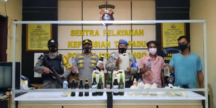 MIRAS - Polsek Mootilanggo saat berhasil mengamankan puluhan botol Miras. Foto istimewa.