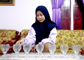 ARRANSEMEN - Siswa kelas 10 jurusan Matematika Ilmu Alam, Yulfialing Isa saat melakukan Arransemen lagu ibu kita kartini. Foto istimewa