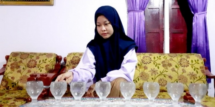 ARRANSEMEN - Siswa kelas 10 jurusan Matematika Ilmu Alam, Yulfialing Isa saat melakukan Arransemen lagu ibu kita kartini. Foto istimewa