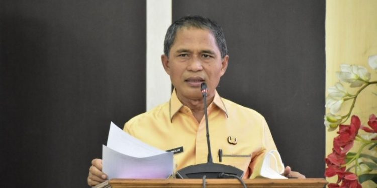 SKM - Sekretaris Daerah Kota Gorontalo, Ismail Madjid pada kegiatan desiminasi kebijakan pelayanan publik dan bimbingan teknis (bimtek) penyusunan indeks kepuasan masyarakat, Kamis (10/6/2021). Foto (Diskominfo Kota Gorontalo)