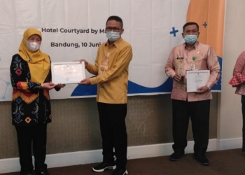 PENGHARGAAN - Pemkot Gorontalo saat menerima penghargaan dari BKN RI. Foto (Diskominfo Kota Gorontalo)