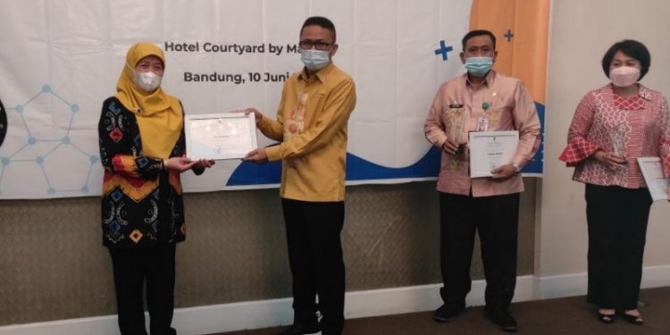 PENGHARGAAN - Pemkot Gorontalo saat menerima penghargaan dari BKN RI. Foto (Diskominfo Kota Gorontalo)