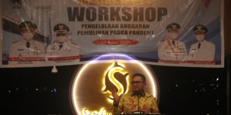 INOVASI - Wali Kota Gorontalo Marten Taha saat membuka kegiatan Workshop Pengelolaan Anggaran Pemulihan Pasca Pandemi. Foto (Diskominfo Kota Gorontalo)