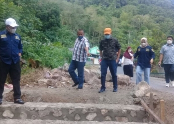 PENGERJAAN JALAN - Komisi III DPRD Provinsi Gorontalo saat meninjau pengerjaan jalan suwawa menuju tulabolo. Foto istimewa