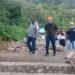 PENGERJAAN JALAN - Komisi III DPRD Provinsi Gorontalo saat meninjau pengerjaan jalan suwawa menuju tulabolo. Foto istimewa