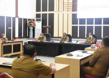 OPERASI KATARAK - Sekretaris Daerah Kota Gorontalo, Ismail Madjid saat melakukan rapat bersama dinas terkait. Foto istimewa