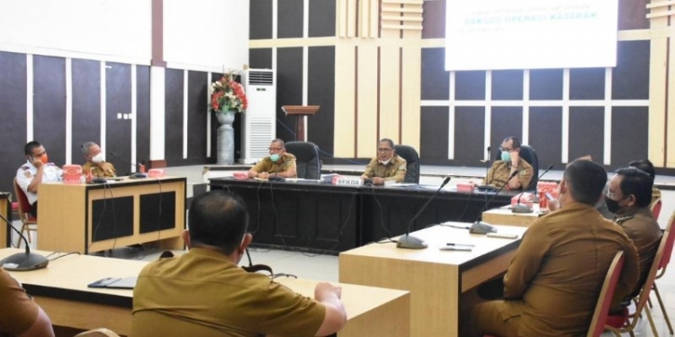 OPERASI KATARAK - Sekretaris Daerah Kota Gorontalo, Ismail Madjid saat melakukan rapat bersama dinas terkait. Foto istimewa