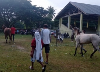 PACUAN KUDA - Warga mulai meninggalkan lokasi kegiatan pacuan kuda setelah duberikan himbauan oleh Polsek Limboto Barat. Foto Istimewa