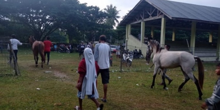 PACUAN KUDA - Warga mulai meninggalkan lokasi kegiatan pacuan kuda setelah duberikan himbauan oleh Polsek Limboto Barat. Foto Istimewa