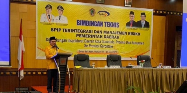 SPIP - Walikota Gorontalo Marten Taha saat membuka Bimtek SPIP Terintegrasi dan Manajemen Risiko Pemerintah Daerah, di Kota Manado, Rabu (16/6/21). Foto (Diskominfo Kota Gorontalo)