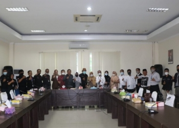 Komisi II DPRD Provinsi Gorontalo usai melakukan rapat dengar pendapat dengan kedua debitur dan BRI. Foto Istimewa.