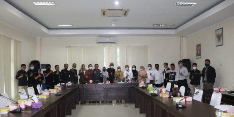 Komisi II DPRD Provinsi Gorontalo usai melakukan rapat dengar pendapat dengan kedua debitur dan BRI. Foto Istimewa.
