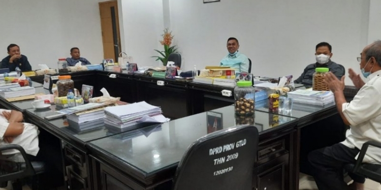 PANTAU LHP - Komisi II DPRD Provinsi Gorontalo saat mengelar rapat bersama. Foto istimewa