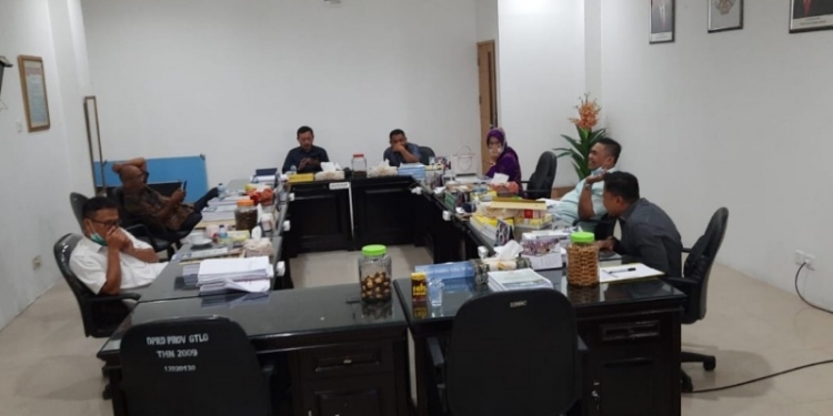 RUMAH LAYAK HUNI - Komisi II DPRD Provinsi Gorontalo saat melakukan Rapat. Foto istimewa