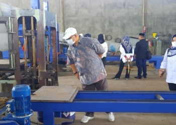 Komisi II Gorontalo saat sedang melakukan Studi Komparasi di Cv. Mutiara Baja Tehnik, Surabaya. Foto istimewa