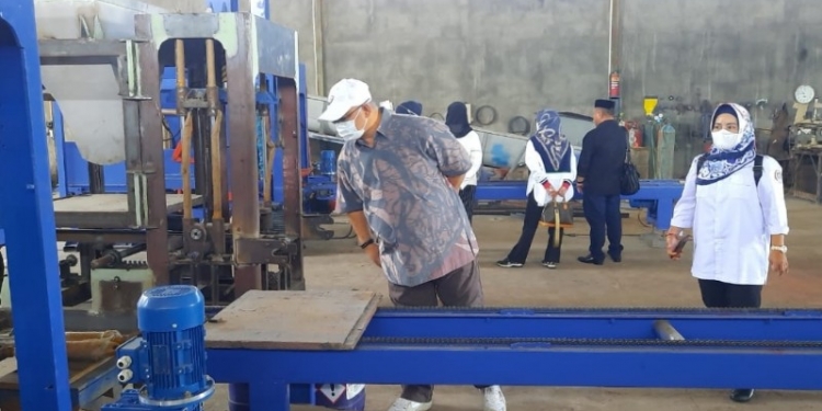 Komisi II Gorontalo saat sedang melakukan Studi Komparasi di Cv. Mutiara Baja Tehnik, Surabaya. Foto istimewa