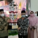 JUARA STQH - Staf Ahli Wali Kota Bidang SDM dan Kemasyarakatan Setda Kota Gorontalo, Mahmud Baderan saat mewakili Pemerintah Kota Gorontalo menerima Piala Juara Umum STQH tingkat Provinsi Gorontalo tahun 2021. Foto istimewa