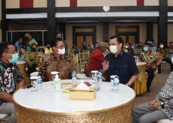 SILATNAS - Wakil Wali Kota Gorontalo, Ryan F Kono saat bersama peserta Silatnas III. Foto (Diskominfo Kota Gorontalo)