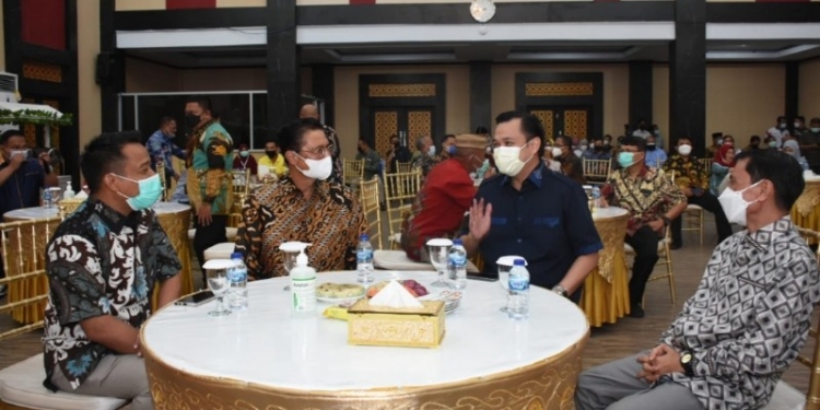 SILATNAS - Wakil Wali Kota Gorontalo, Ryan F Kono saat bersama peserta Silatnas III. Foto (Diskominfo Kota Gorontalo)