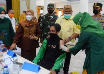 Vaksinasi pengemudi bentor dan ojol