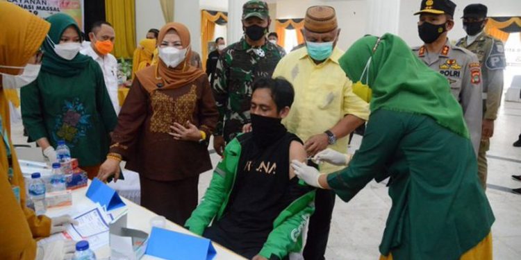 Vaksinasi pengemudi bentor dan ojol