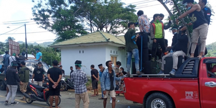 Aliansi Masyarakat Pemuda Peduli Lingkungan (AMDAL) saat melakukan aksi damai terkait penolakan aktivitas dari PT Gorontalo Mineral di Kecamatan Bone Raya (foto Istimewa)