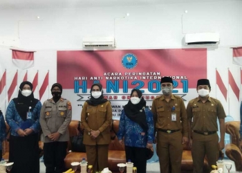 Puncak Peringatan Hari Anti Narkotika Internasional (HANI) Tahun 2021, diperingati secara nasional melalui virtual, turut dihadiri oleh Wakil Bupati Bone Bolango Merlan S. Uloli, Kepala BNNK Bone Bolango Rakhma Hubu, Wakapolres Bone Bolango Kompol Sudarsih dan jajaran pemerintah lainnya. (Foto Istimewa)