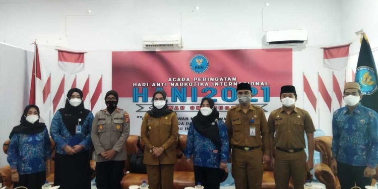 Puncak Peringatan Hari Anti Narkotika Internasional (HANI) Tahun 2021, diperingati secara nasional melalui virtual, turut dihadiri oleh Wakil Bupati Bone Bolango Merlan S. Uloli, Kepala BNNK Bone Bolango Rakhma Hubu, Wakapolres Bone Bolango Kompol Sudarsih dan jajaran pemerintah lainnya. (Foto Istimewa)