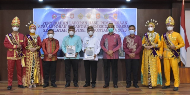 Bupati Pohuwato, Saipul Mbuinga, saat menerima penghargaan WTP dari BPK RI perwakilan Gorontalo, Senin (31/5/2021). (foto Diskominfo).