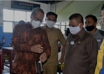 Dirjen Pembinaan Vokasi dan Produktivitas Kemenaker, Budi Hartawan (kiri) bersama Wagub Idris Rahim (tengah), melihat hasil praktek mahasiswa di Laboratorium Las Politeknik Gorontalo, Senin (21/6/2021). (Foto : Istimewa)