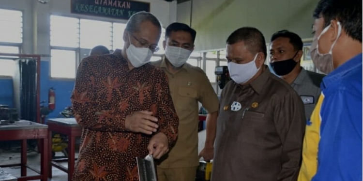 Dirjen Pembinaan Vokasi dan Produktivitas Kemenaker, Budi Hartawan (kiri) bersama Wagub Idris Rahim (tengah), melihat hasil praktek mahasiswa di Laboratorium Las Politeknik Gorontalo, Senin (21/6/2021). (Foto : Istimewa)