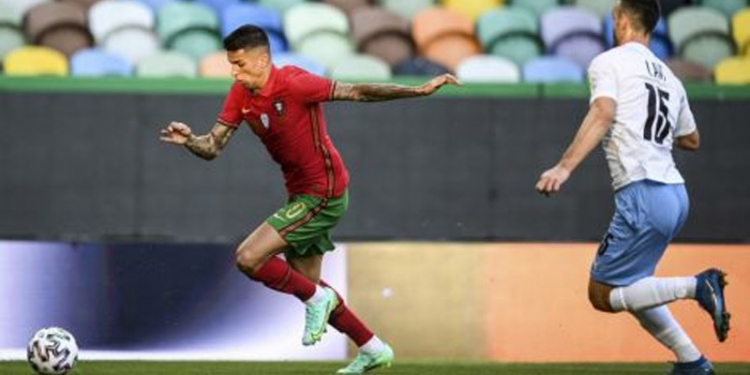 Fullback Timnas Portugal, Joao Cancelo (kiri).