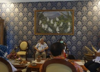 Bupati Bone Bolango, Hamim Pou bersama Dinas Kesehatan Provinsi Gorontalo, Dinas Kesehatan Kabupaten Bone Bolango dan jajaran Pemerintah Kabupaten Bone Bolango saat menerima kunjungan Tim Penilai Eliminasi Malaria Kementerian Kesehatan Republik Indonesia. (Foto Onal/Prokopim)