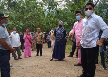 Bupati Bone Bolango, Hamim Pou, didampingi Wakil Bupati Bone Bolango, Merlan S. Uloli, serta unsur Pemerintah Kecamatan Suwawa Selatan meninjau beberapa proyek pembangunan di Kecamatan Suwawa Selatan (foto AKP/Kominfo)