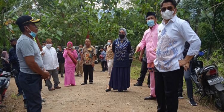 Bupati Bone Bolango, Hamim Pou, didampingi Wakil Bupati Bone Bolango, Merlan S. Uloli, serta unsur Pemerintah Kecamatan Suwawa Selatan meninjau beberapa proyek pembangunan di Kecamatan Suwawa Selatan (foto AKP/Kominfo)