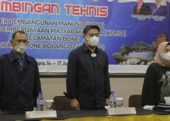 Bupati Bone Bolango Hamim Pou saat membuka kegiatan Bimbingan Teknis (BIMTEK) Kader Pembangunan Manusia (KPM) dan Kader Pemberdayaan Masyarakat Desa (KPMD) se Kecamatan Bone di Hotel Maqna Kota Gorontalo, Senin (14/6/2021)