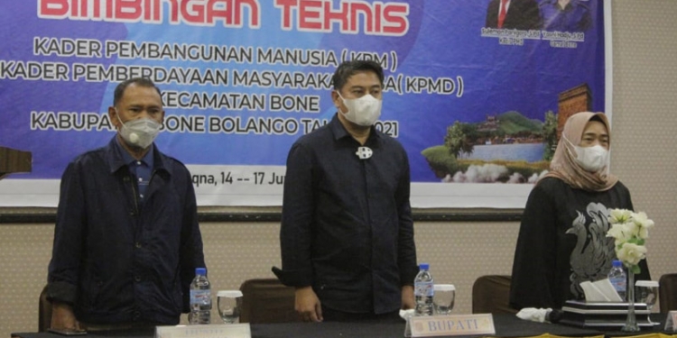 Bupati Bone Bolango Hamim Pou saat membuka kegiatan Bimbingan Teknis (BIMTEK) Kader Pembangunan Manusia (KPM) dan Kader Pemberdayaan Masyarakat Desa (KPMD) se Kecamatan Bone di Hotel Maqna Kota Gorontalo, Senin (14/6/2021)