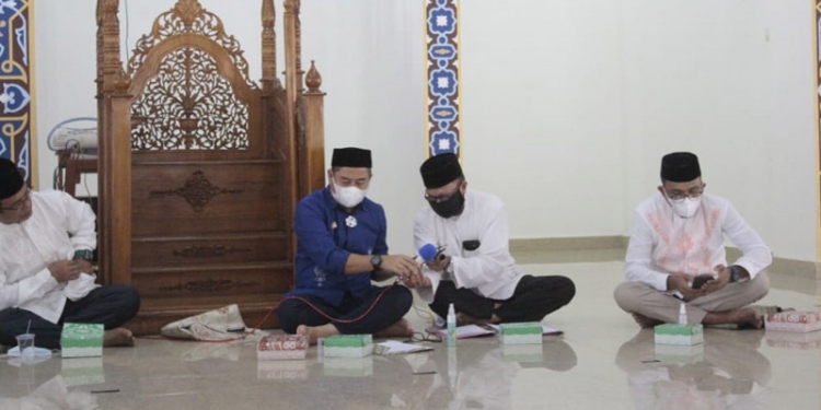 Bupati Bone Bolango Hamim Pou saat menggelar rapat bersama Baznas Kabupaten Bone Bolango dan Pimpinan OPD terkait pengelolaan dana infaq dan sedekah yang bersumber dari THR dan Gaji 13 ASN. (Foto Irul/Kominfo)