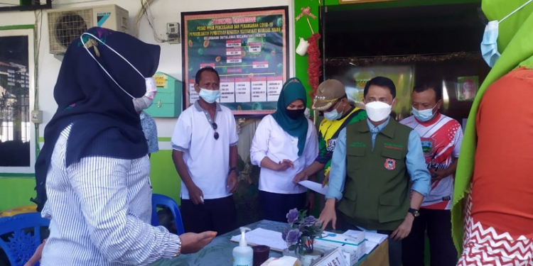 Bupati Gorontalo Nelson Pomalingo saat meninjau posko PPKM pencegahan dan penanganan Covid-19, di Kelurahan Dutulanaa Kecamatan Limboto, Sabtu (5/6/2021). Putra/Gopos