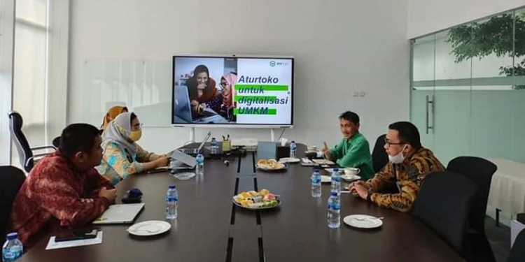 Bupati Gorontalo Nelson Pomalingo saat berkunjung di Kantor PT Atur Toko Solusi Indonesia, di Metropolitan Tower Cilandak, Jakarta Selatan pada Selasa (8/6/2021). Istimewa.