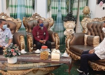 Bupati Gorontalo Nelson Pomalingo, bersama Kepala Ombusman Provinsi Gorontalo, Alim S Niode Dan Kepala Bagian Organisasi dan Tatalaksana (Kabag Ortala) Rahmat Muhamad saat mengadakan pertemuan di Rumah Dinas Bupati Gorontalo, Rabu (2/6/2021). Istimewa.