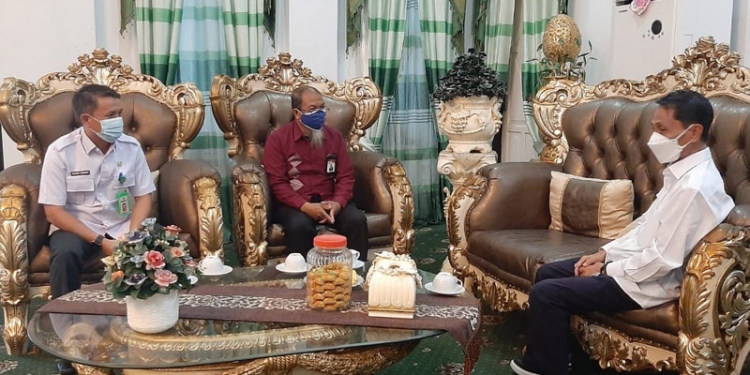 Bupati Gorontalo Nelson Pomalingo, bersama Kepala Ombusman Provinsi Gorontalo, Alim S Niode Dan Kepala Bagian Organisasi dan Tatalaksana (Kabag Ortala) Rahmat Muhamad saat mengadakan pertemuan di Rumah Dinas Bupati Gorontalo, Rabu (2/6/2021). Istimewa.