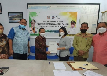 Bupati Gorontalo Nelson Pomalingo usai melakukan penandatanganan Restatement Pinjam PEN Daerah Pemerintah Kabupaten Gorontalo secara sirkuler di hadapan Notaris PT. Sarana Multi Infrastruktur (SMI) di Galeri Gemilang Jakarta Kamis, (17/06/21). Istimewa