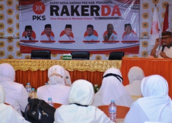 Bupati Pohuwato, Saipul Mbuinga, saat memberikan sambutan pada acara Rapat Kerja Daerah (Rakerda) Partai Keadilan Sejahtera (PKS) di Hotel Golden Sri, Ahad (6/6/2021). (foto/humas).