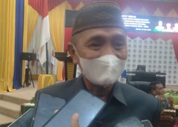 upati Pohuwato, Saipul Mbuinga, saat diwawancarai awak media, usai mengikuti Rapat Paripurna tentang Penandatanganan Nota Kesepakatan RPJMD di Aula DPRD Pohuwato, Senin (7/6/2021). (foto/ramlan)/gopos).