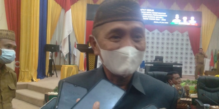 upati Pohuwato, Saipul Mbuinga, saat diwawancarai awak media, usai mengikuti Rapat Paripurna tentang Penandatanganan Nota Kesepakatan RPJMD di Aula DPRD Pohuwato, Senin (7/6/2021). (foto/ramlan)/gopos).