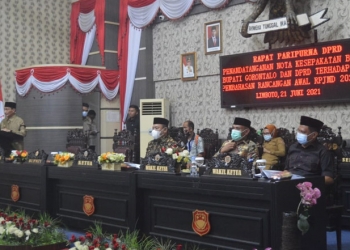 Bupati Gorontalo Nelson Pomalingo Rapat bersama Ketua dan Jajaran DPRD Kabupaten Gorontalo saat melaksanakan rapat paripurna dalam rangka Penandatanganan Nota Kesepakatan terkait Hasil Pembahasan Rancangan Awal RPJMD Kabupaten Gorontalo Tahun 2021-2026. Foto : Putra/Gopos.