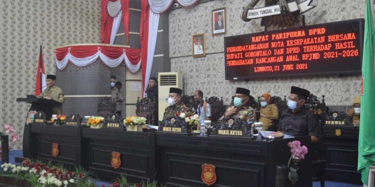Bupati Gorontalo Nelson Pomalingo Rapat bersama Ketua dan Jajaran DPRD Kabupaten Gorontalo saat melaksanakan rapat paripurna dalam rangka Penandatanganan Nota Kesepakatan terkait Hasil Pembahasan Rancangan Awal RPJMD Kabupaten Gorontalo Tahun 2021-2026. Foto : Putra/Gopos.
