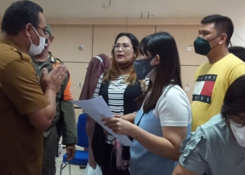 Kepala Seksi, Kurikulum dan Penyelenggaraan bidang SMA, Dikbudpora Provinsi Gorontalo, Tobias, memberi penjelasan kepada para orang tua siswa. (Sari/gopos)